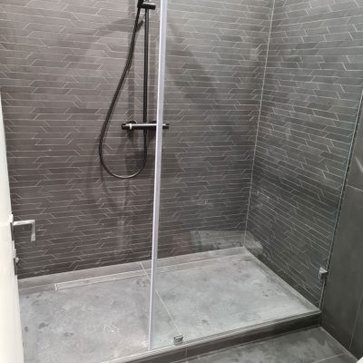 Hidegburkolás, fürdőszoba felújítás, zuhanyzó kiépítés